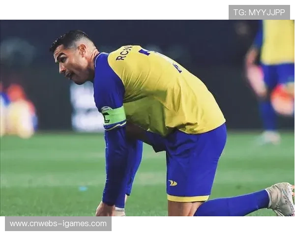 利雅得胜利门将失误丢球后呆立门前，队友上前安慰